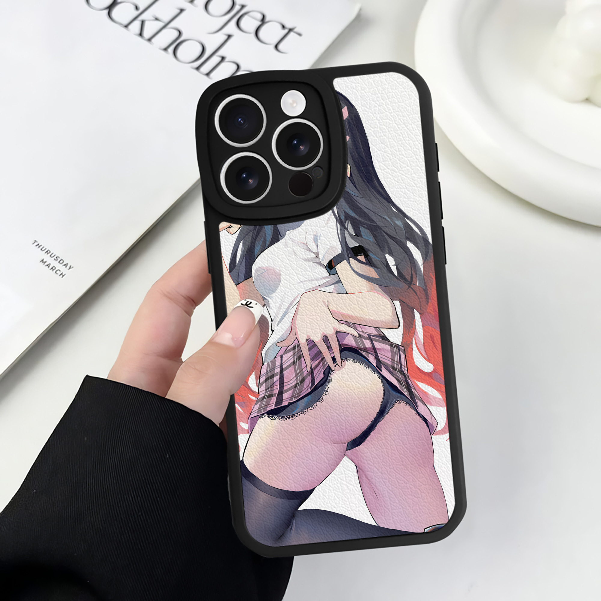 （画像用） 鬼滅の刃（きめつのやいば）竈門 禰󠄀豆子／かまど ねずこ Kamado Nezuko 【iPhone 16シリーズ対応】シリコンスマホケース（レザー調） 材質：シリコン